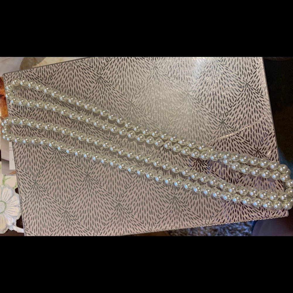 Long pearl necklace